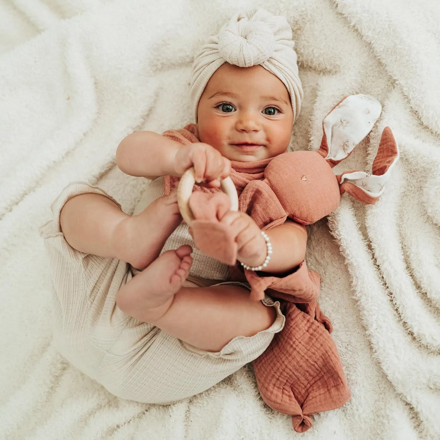Mikito Organic Cotton Newborn Gifts Box, Unisex Loveys & Accessories incl. Muslin Baby Comforter   Baby Bandana Bib   Wooden Teether   Birth Announcement Sign